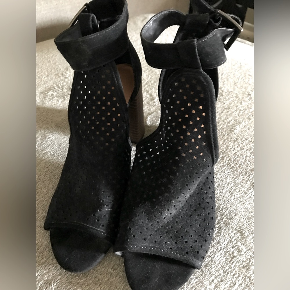Universal Thread Mesh Chunky Heels Black buckle Strap At Ankle Size 9